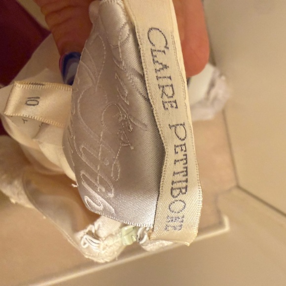 Claire Pettibone Chic Cream Lace Wedding Gown - Picture 3 of 9